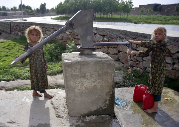 富兴配资端 能让2万饥儿果腹的援助，美国政府要销毁了