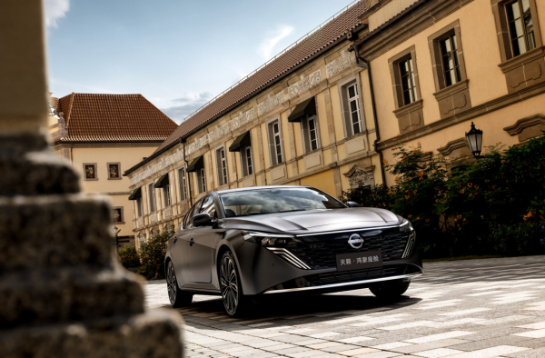 中股网 东风日产“油电同智”战略首车 天籁·鸿蒙座舱亮相